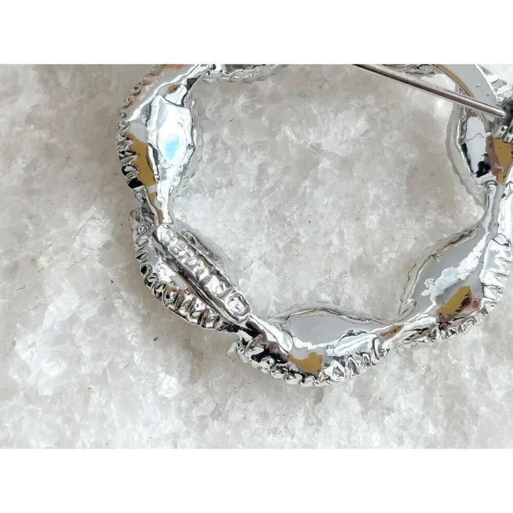 Gerry's Designer Leaf Shaped Wreath Textuerd Classic Vintage Cute Brooch